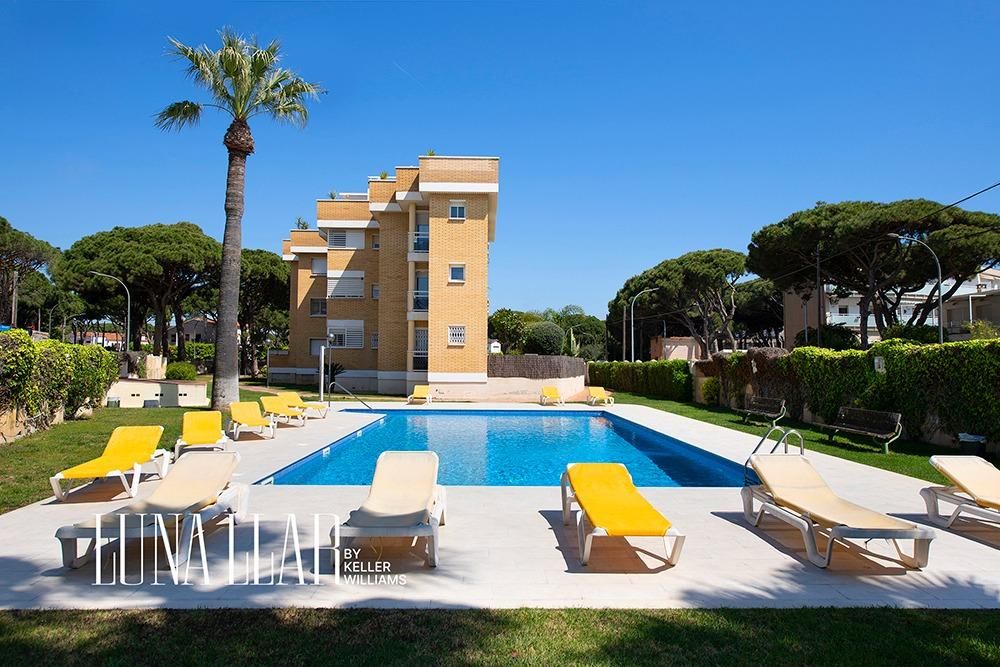 Vista exterior de Planta baixa en venda en Castelldefels amb Jardí privat, Terrassa i Piscina comunitària