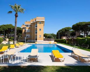 Vista exterior de Planta baixa en venda en Castelldefels amb Jardí privat, Terrassa i Piscina comunitària