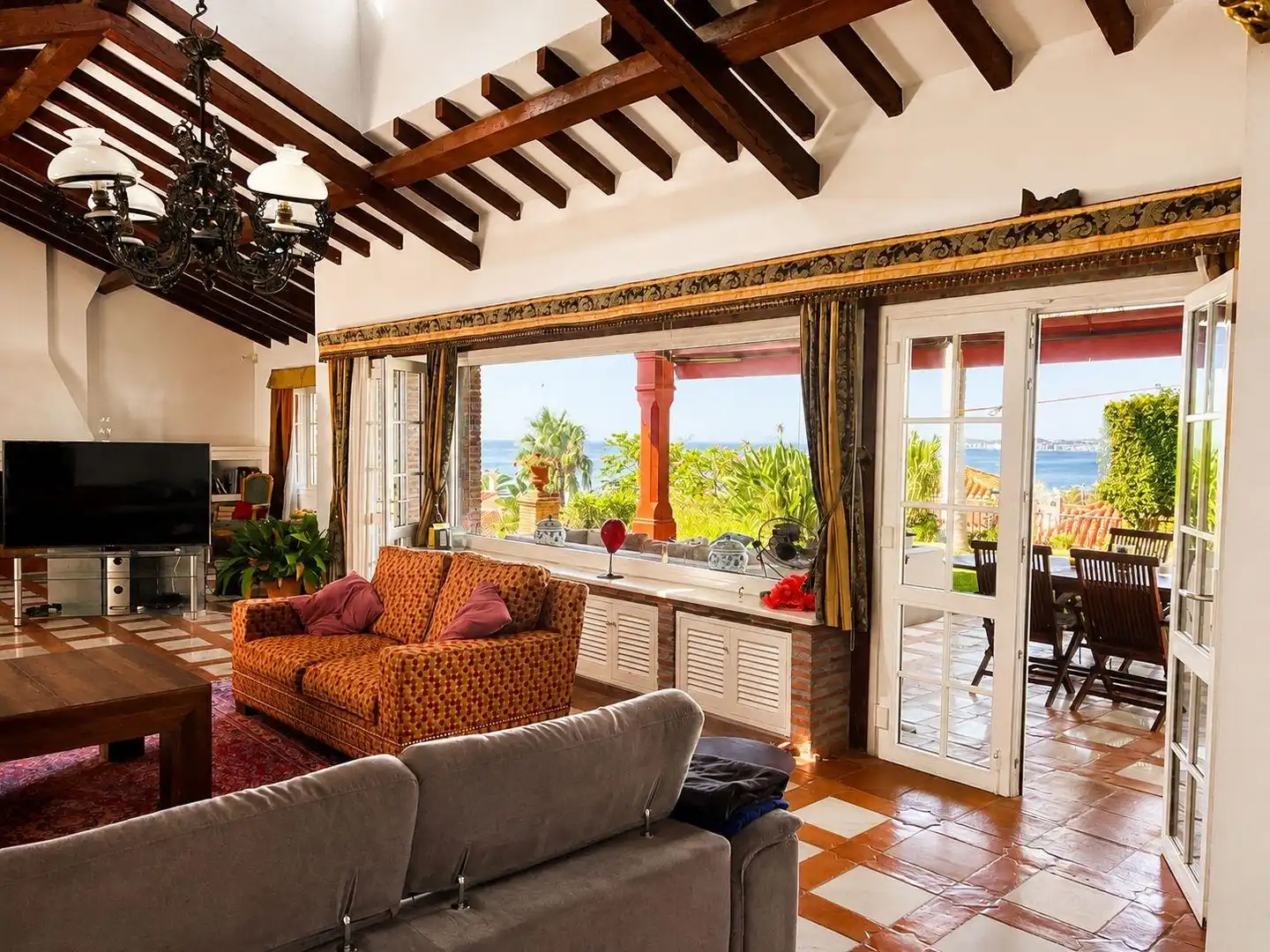 Sala d'estar de Casa o xalet en venda en Benalmádena amb Aire condicionat, Calefacció i Jardí privat