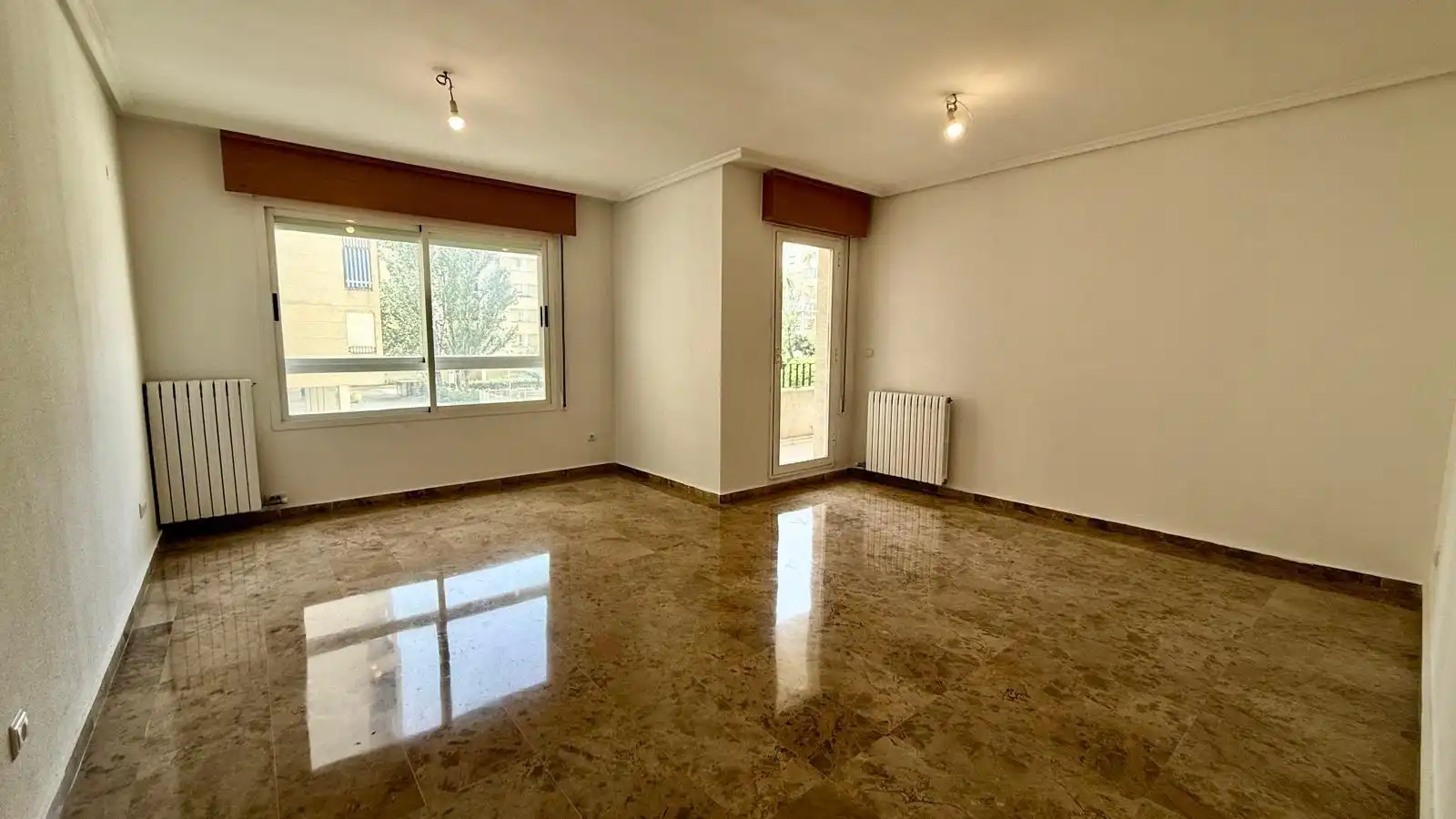 Living room of Flat for rent in Zaragoza  with Heating, Terrace and Storage room