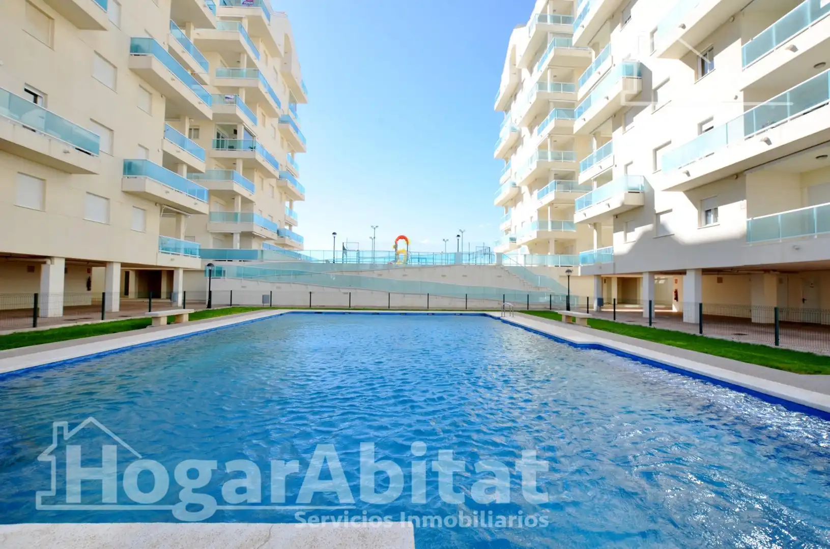 Piscina de Piso en venta en Piles con Terraza, Trastero y Amueblado
