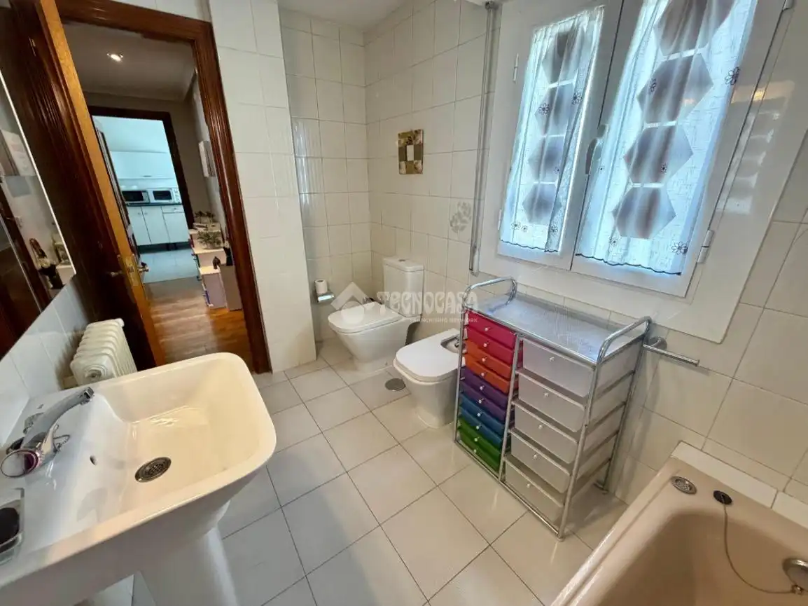 Baño de Piso de alquiler en León Capital  con Aire acondicionado y Calefacción