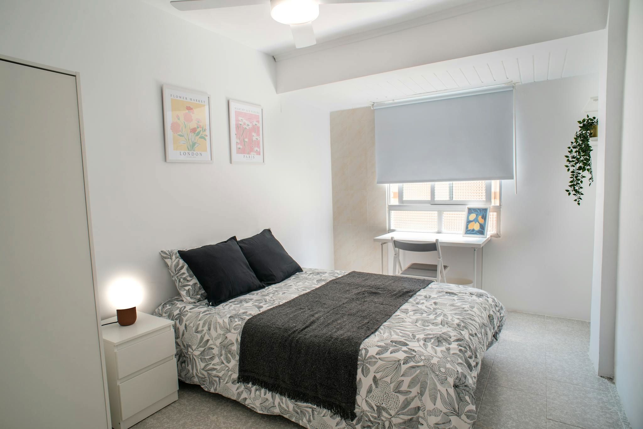 Bedroom of Flat to share in  Valencia Capital  with Washing machine