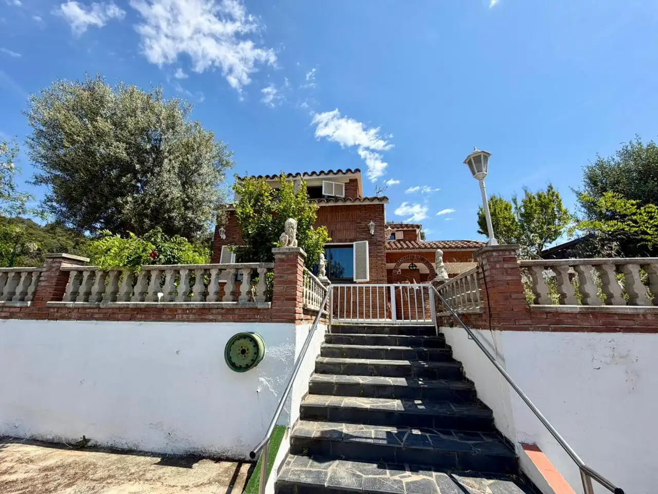 Vista exterior de Casa o xalet en venda en Montcada i Reixac amb Aire condicionat, Calefacció i Jardí privat