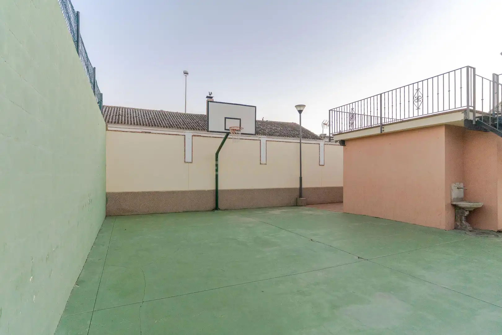 Vista exterior de Casa adosada en venda en La Zubia amb Aire condicionat, Jardí privat i Traster
