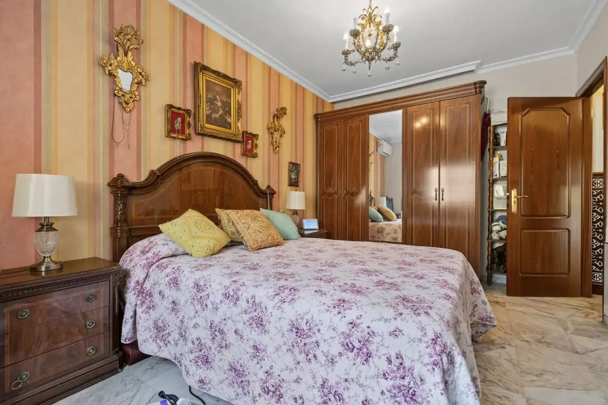 Schlafzimmer von Einfamilien-Reihenhaus zum Verkauf in Dos Hermanas mit Klimaanlage, Heizung und Terrasse
