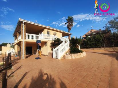 Vista exterior de Casa o xalet en venda en Picassent amb Jardí privat, Terrassa i Piscina