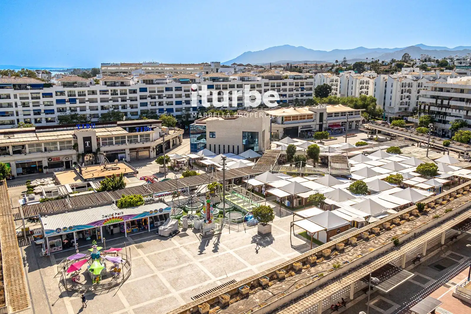 Vista exterior de Ático en venta en Marbella con Aire acondicionado, Terraza y Piscina