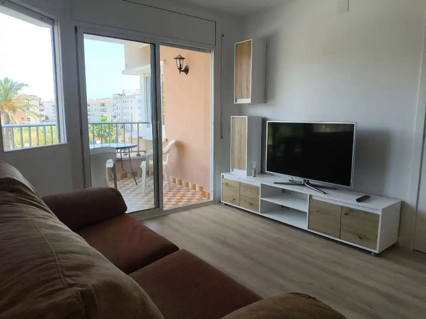 Sala d'estar de Pis de lloguer en Calafell amb Parquet, Moblat i Balcó