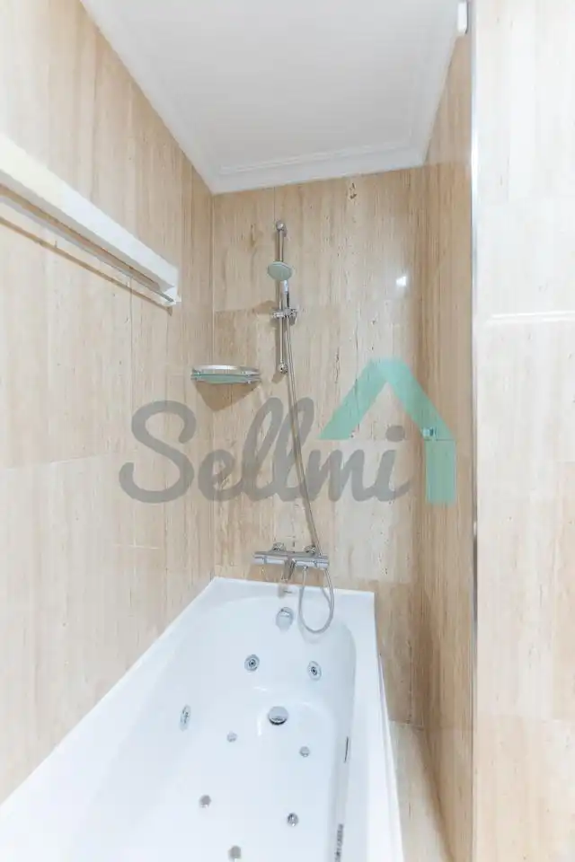Bathroom of Flat for rent in Oviedo   with Heating, Parquet flooring and Furnished