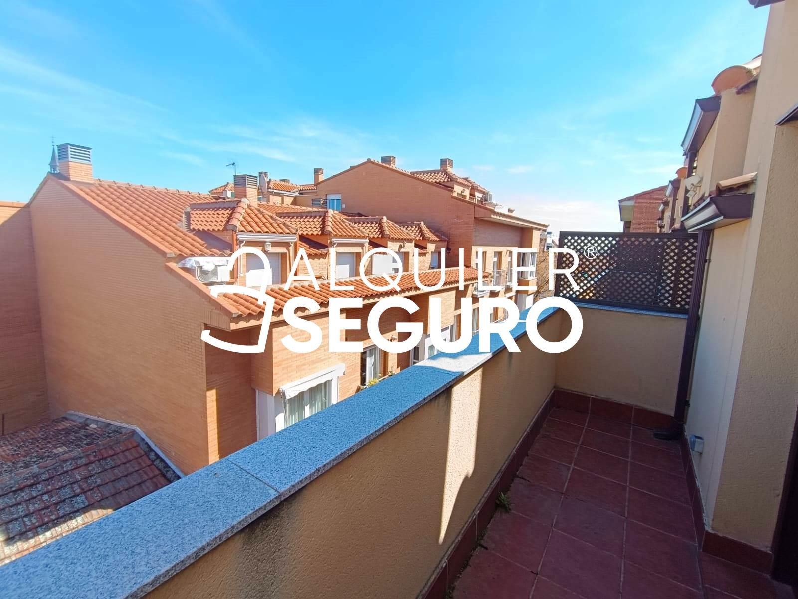 Vista exterior de Àtic de lloguer en Leganés amb Calefacció, Terrassa i Traster