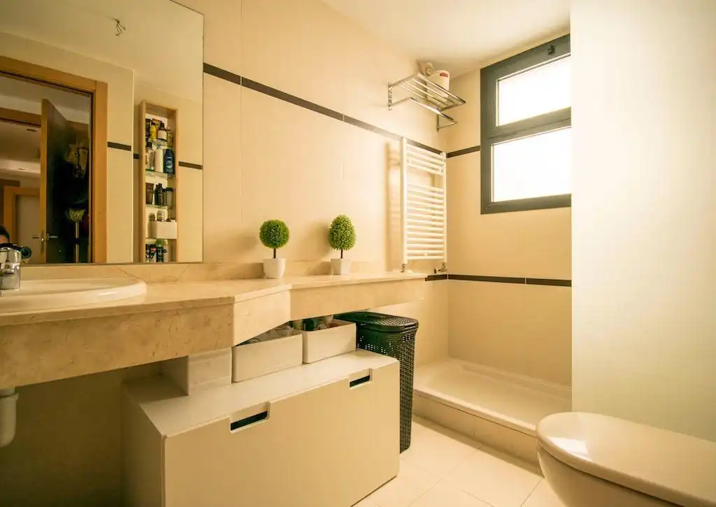 Baño de Ático de alquiler en La Pobla de Vallbona con Aire acondicionado, Calefacción y Jardín privado