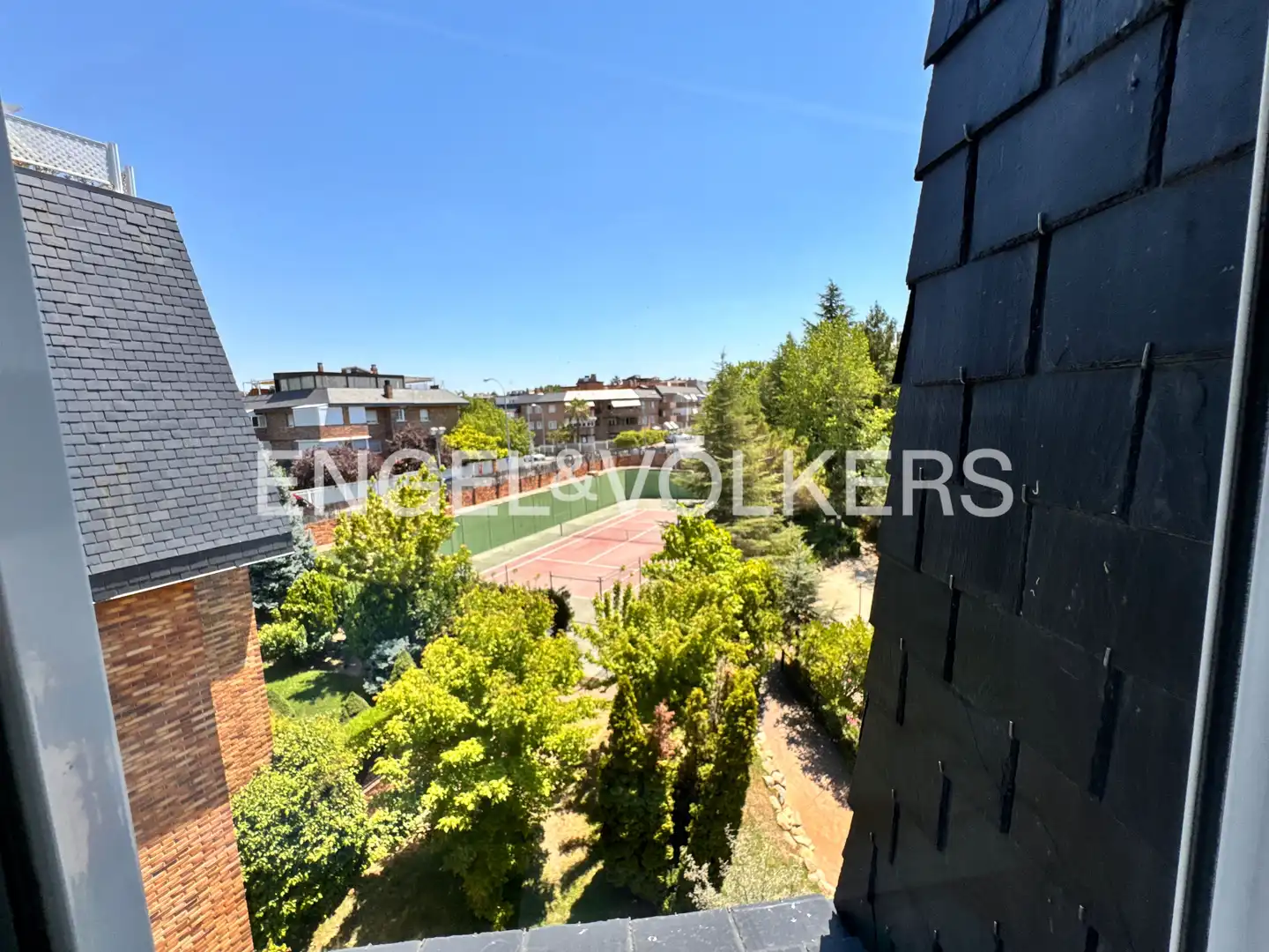 Vista exterior de Ático de alquiler en Majadahonda con Aire acondicionado, Calefacción y Jardín privado