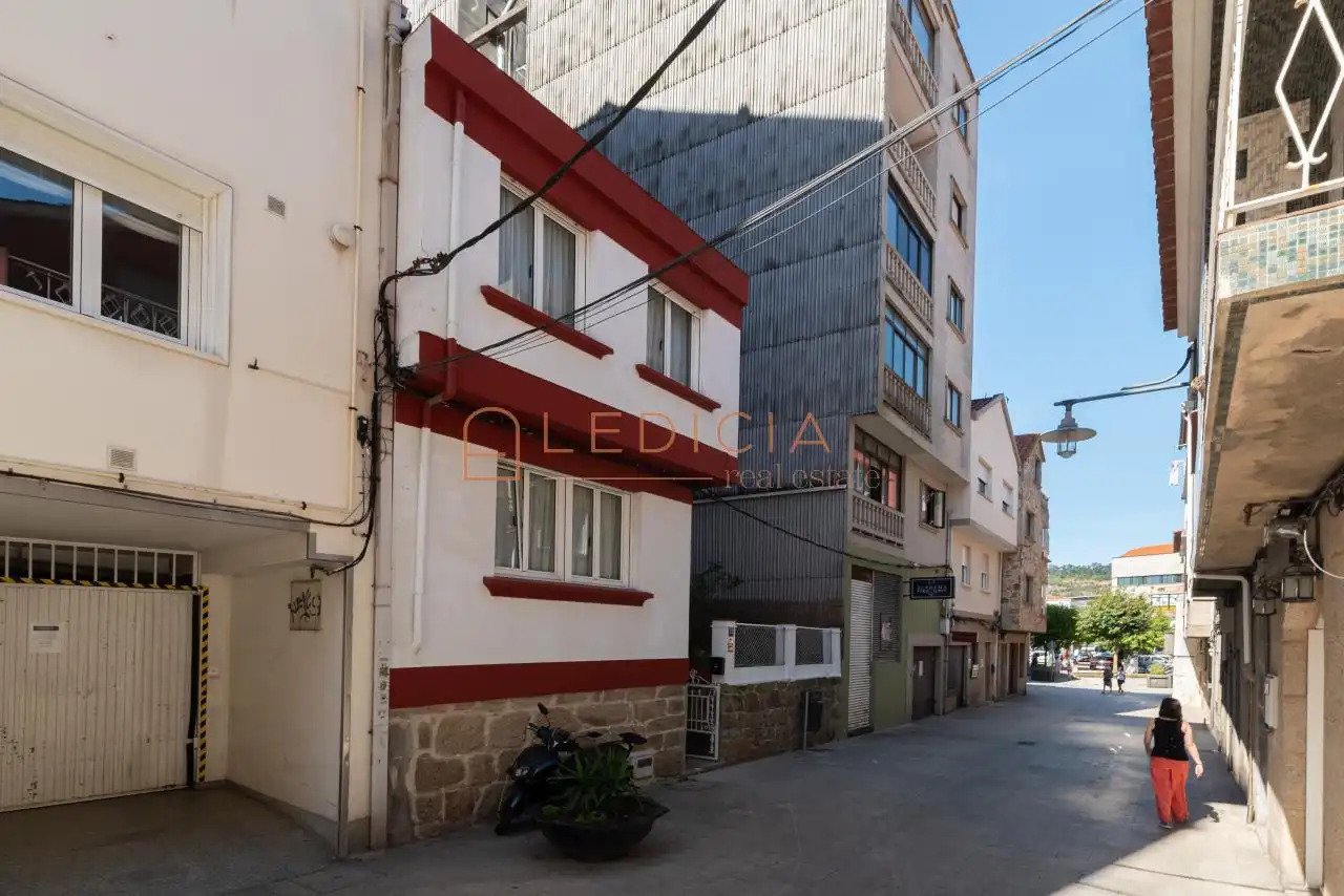 Vista exterior de Casa o xalet de lloguer en Cangas  amb Calefacció, Jardí privat i Parquet