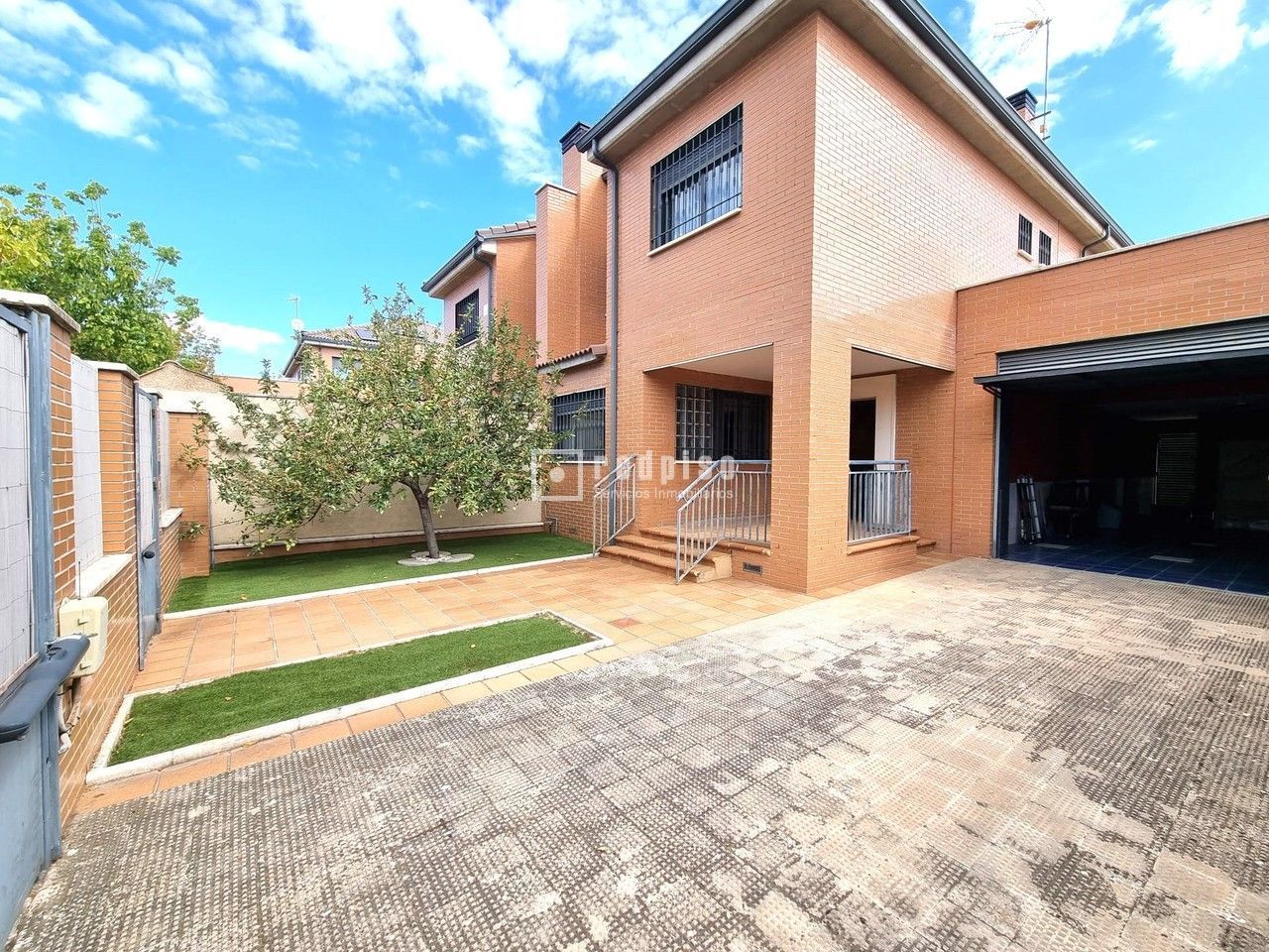 Vista exterior de Casa o xalet de lloguer en Rivas-Vaciamadrid amb Calefacció, Terrassa i Traster