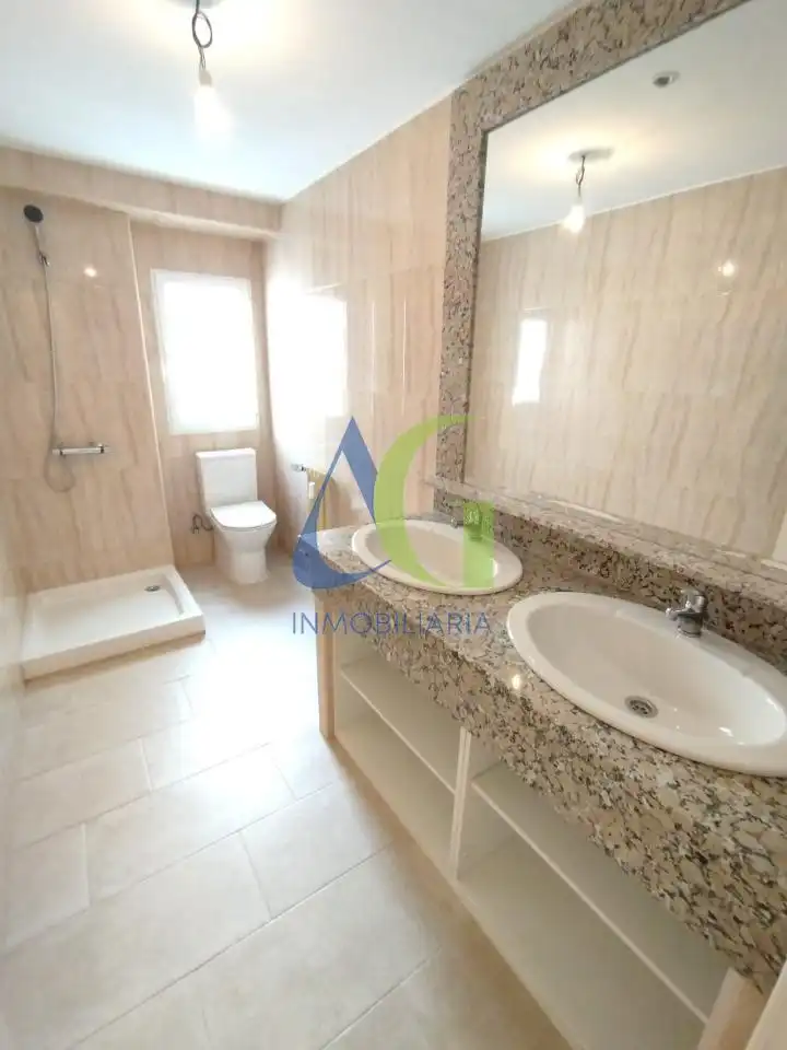 Badezimmer von Wohnung zum Verkauf in León Capital  mit Heizung, Parkett und Terrasse