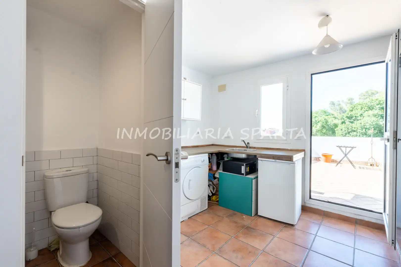 Casa adosada en venta en Gelves con Terraza, Horno y Lavadora