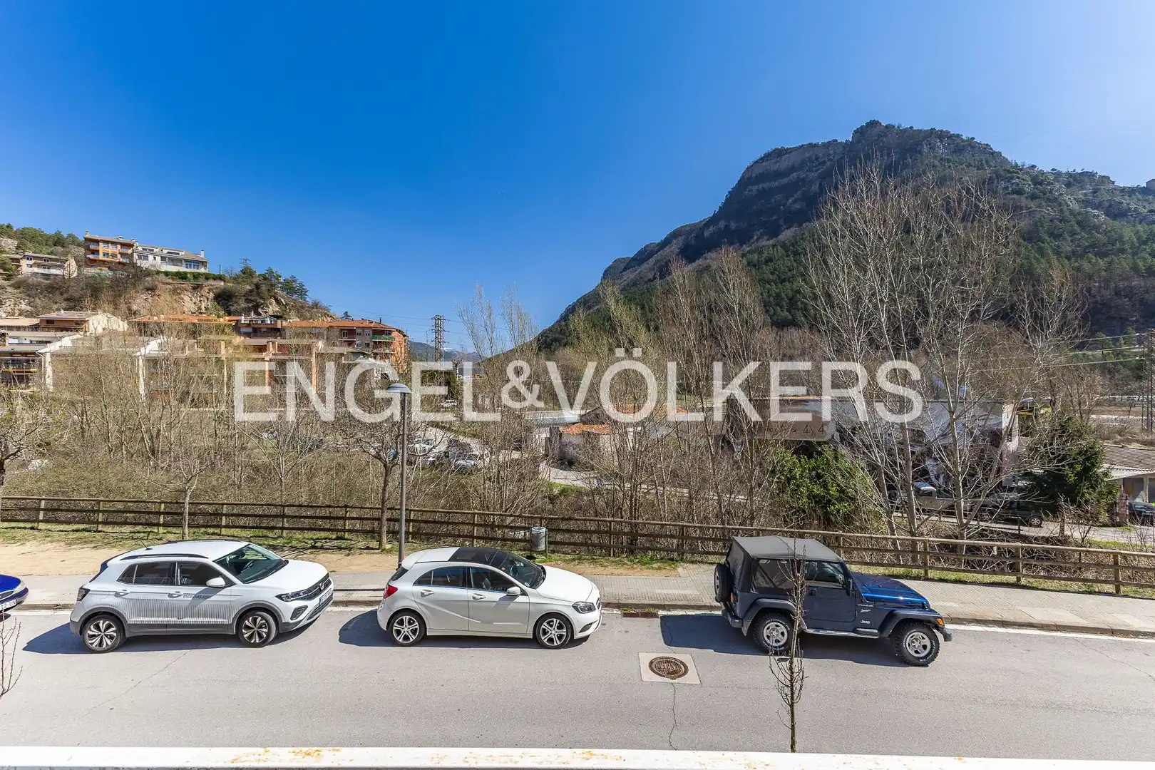 Vista exterior de Casa adosada en venda en Guardiola de Berguedà amb Calefacció, Jardí privat i Balcó