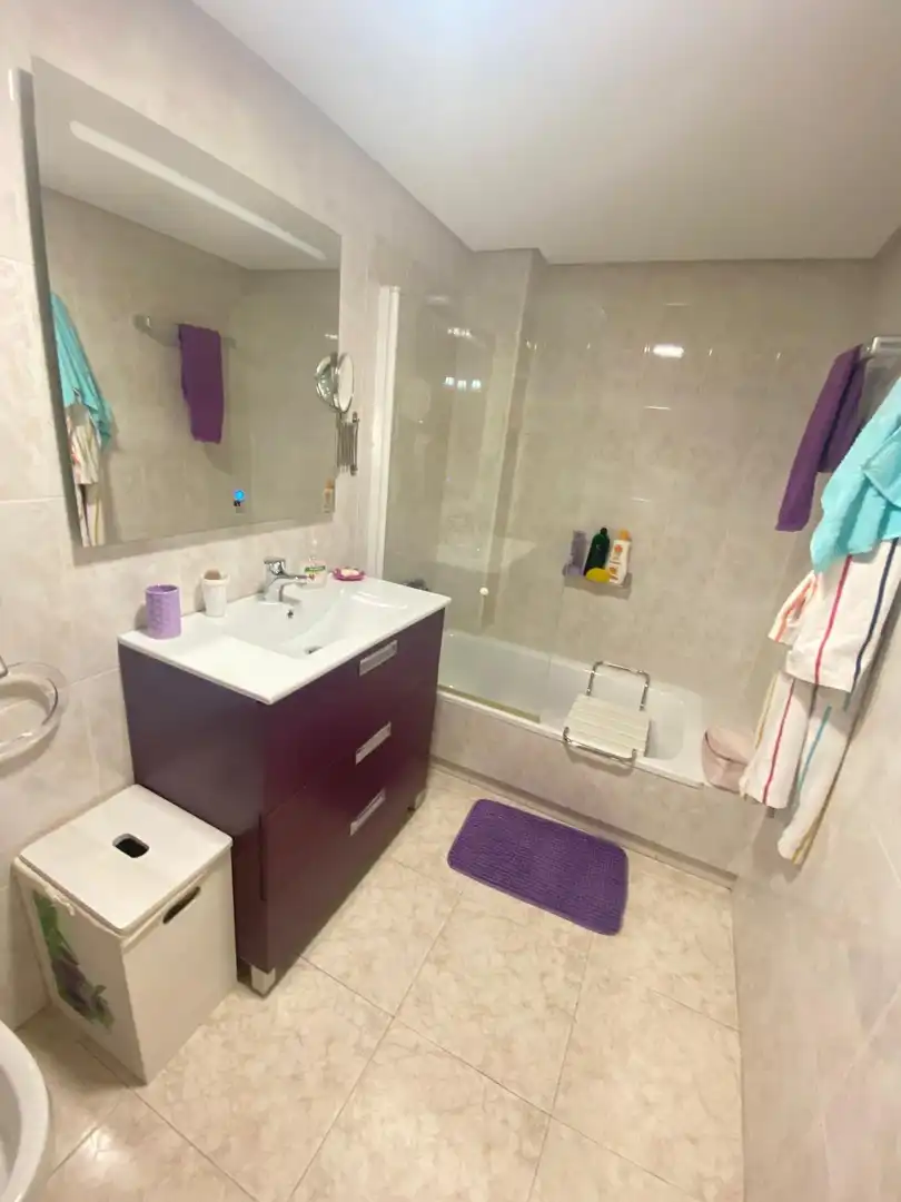 Badezimmer von Wohnung zur Miete in Cáceres mit Klimaanlage, Privatgarten und Terrasse