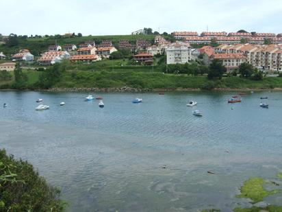 Vista exterior de Casa o xalet en venda en San Vicente de la Barquera amb Jardí privat