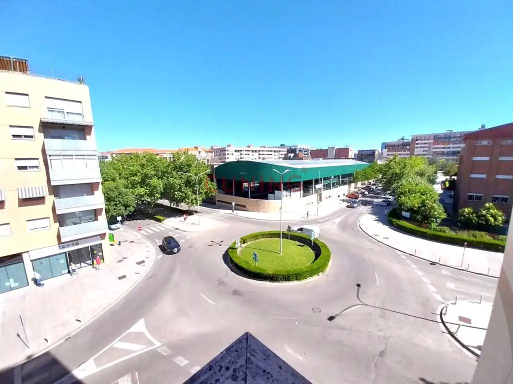 Vista exterior de Piso en venta en Cáceres con Aire acondicionado, Terraza y Piscina comunitaria