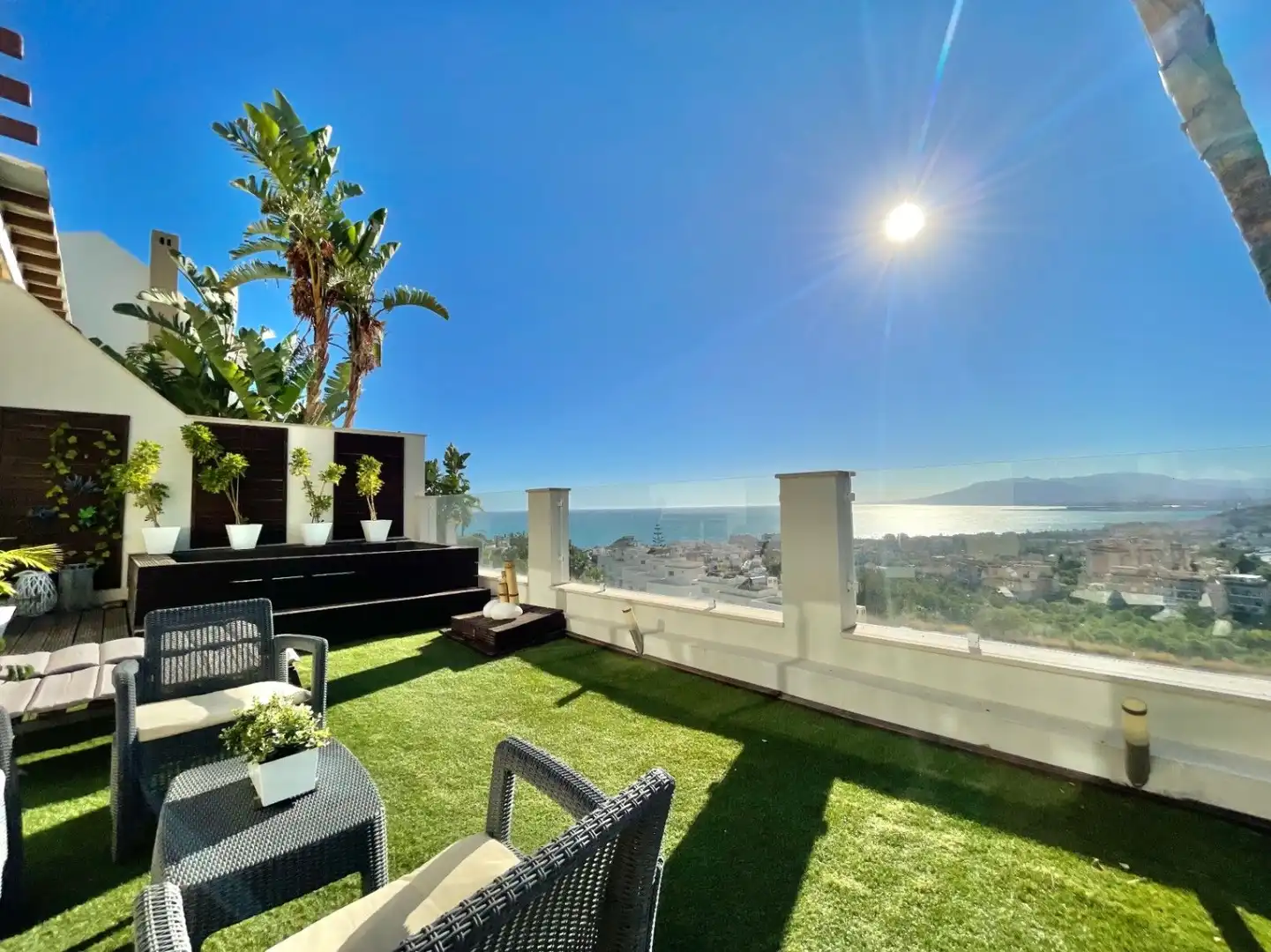 Terrasse von Einfamilien-Reihenhaus zum Verkauf in Málaga mit Klimaanlage, Heizung und Privatgarten