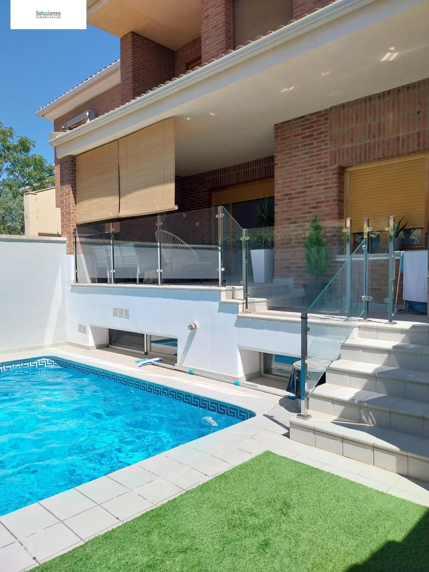 Piscina de Casa adosada en venda en  Albacete Capital amb Aire condicionat, Calefacció i Jardí privat