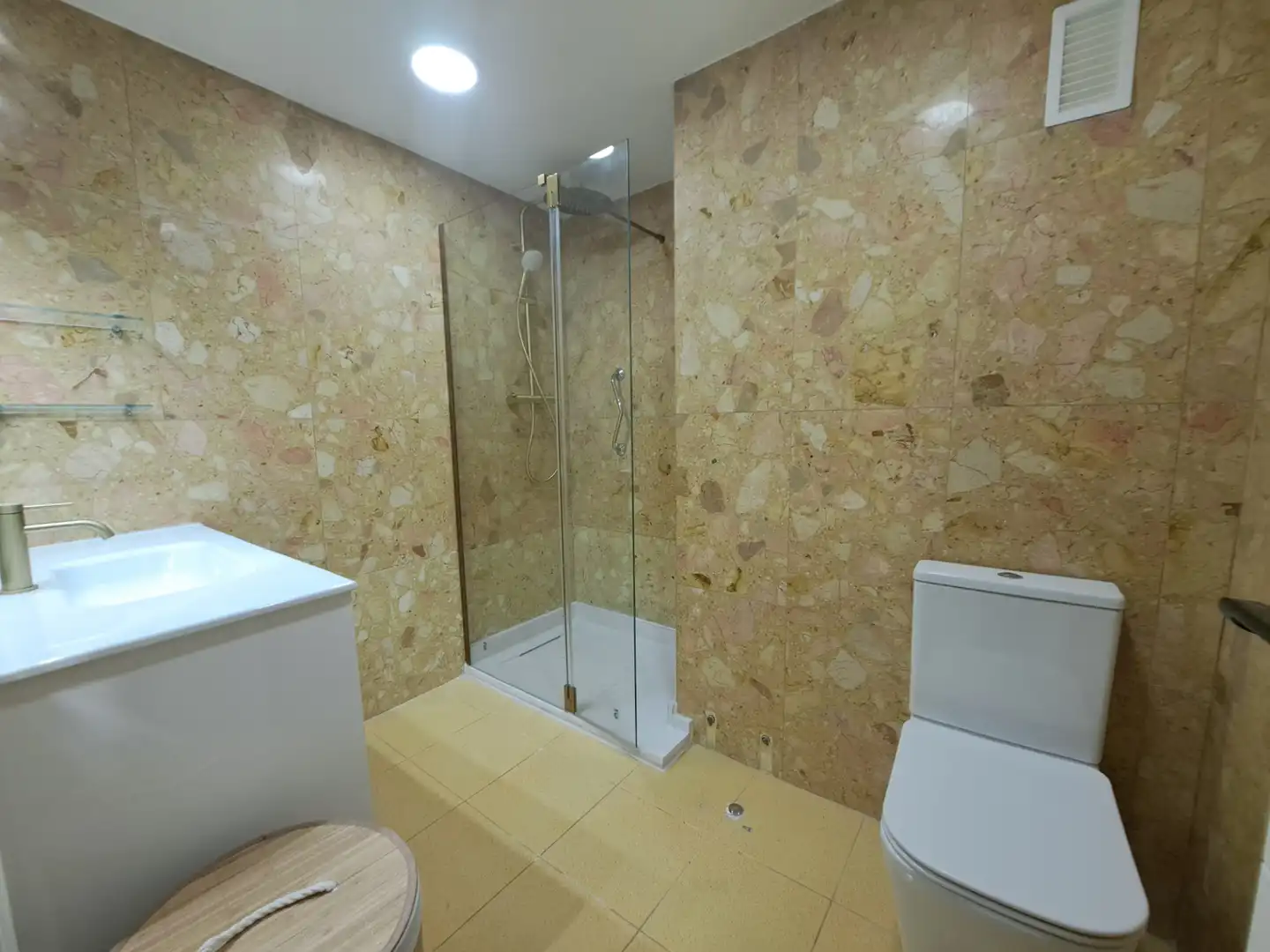 Baño de Piso de alquiler en León Capital  con Parquet, Horno y Lavadora