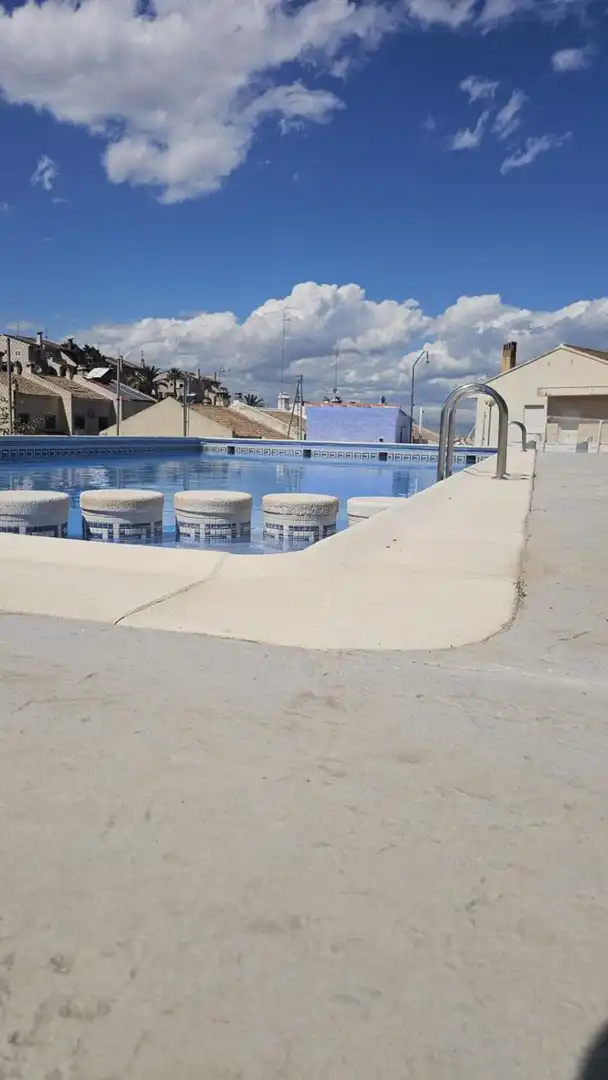 Schwimmbecken von Einfamilien-Reihenhaus zum Verkauf in Chiva mit Heizung, Abstellraum und Balkon