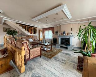 Sala d'estar de Casa o xalet en venda en León Capital  amb Terrassa, Piscina i Balcó