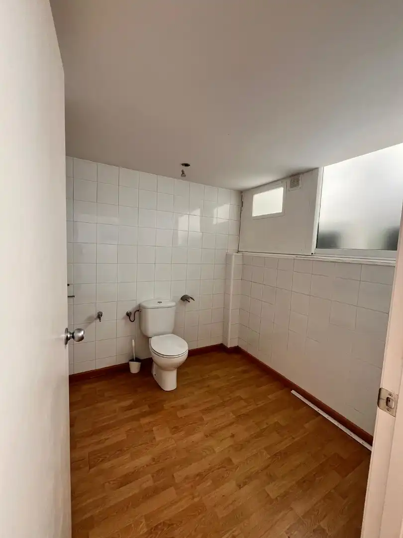 Bany de Local de lloguer en Terrassa amb Aire condicionat i Parquet