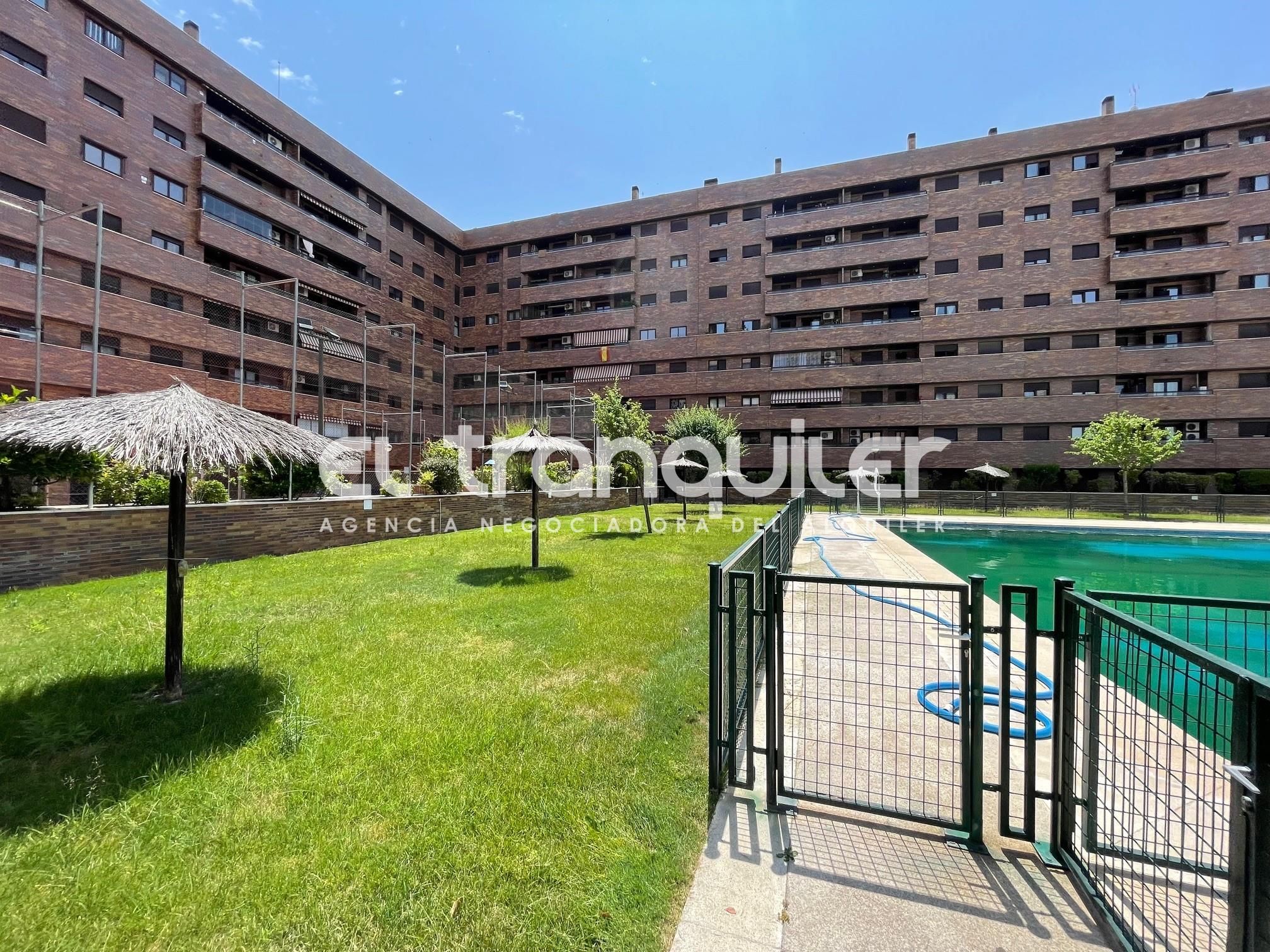 Vista exterior de Pis de lloguer en Seseña amb Terrassa, Piscina i Es permeten mascotes
