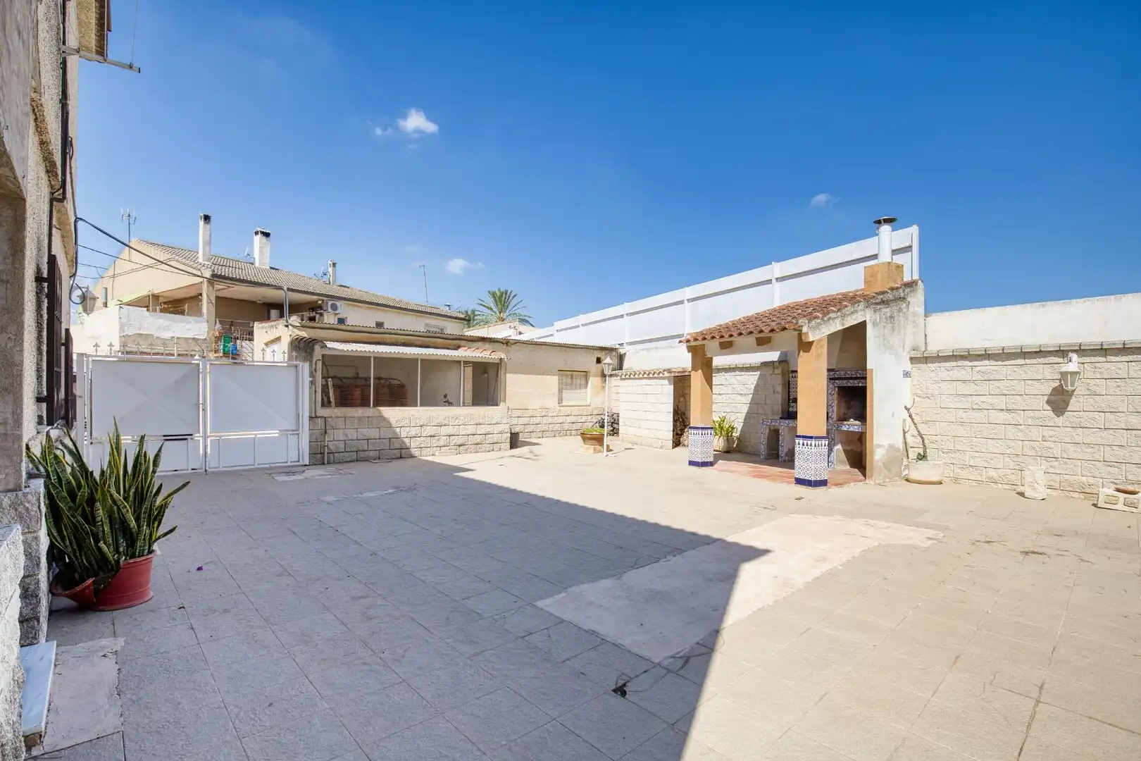 Vista exterior de Casa o xalet en venda en Orihuela amb Aire condicionat, Calefacció i Jardí privat