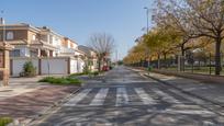 Vista exterior de Casa o xalet en venda en Santa Fe amb Aire condicionat, Calefacció i Jardí privat