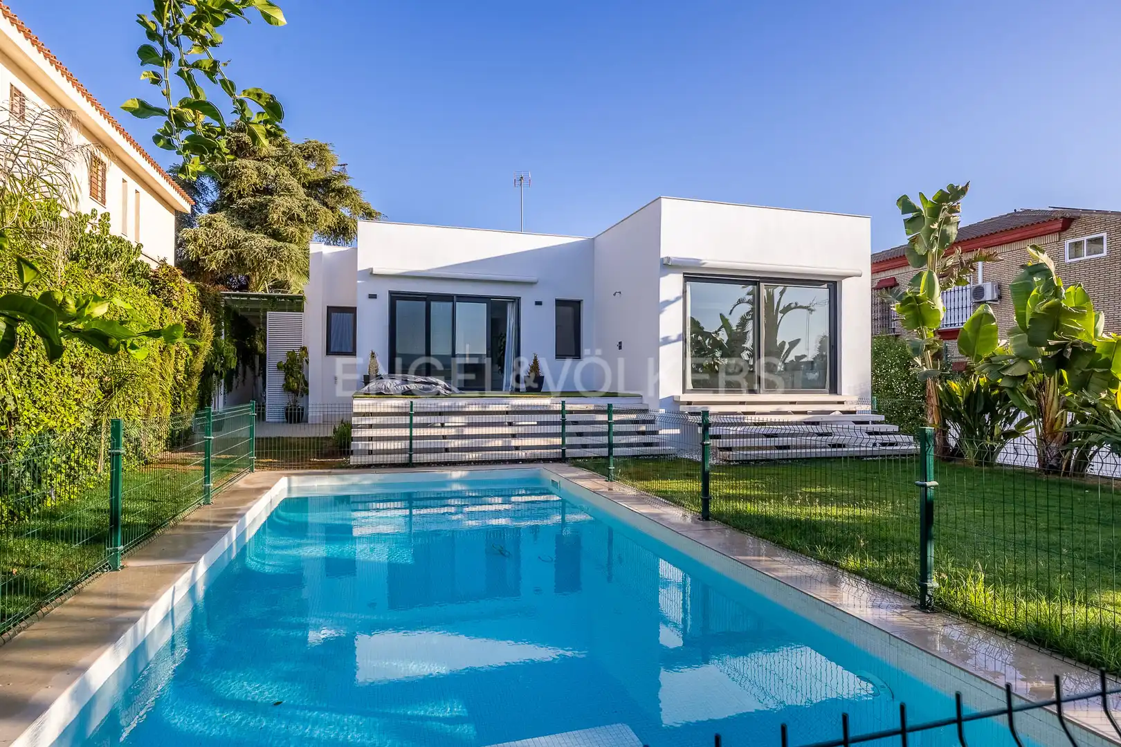 Vista exterior de Casa o xalet en venda en Castilleja de la Cuesta amb Aire condicionat, Calefacció i Jardí privat