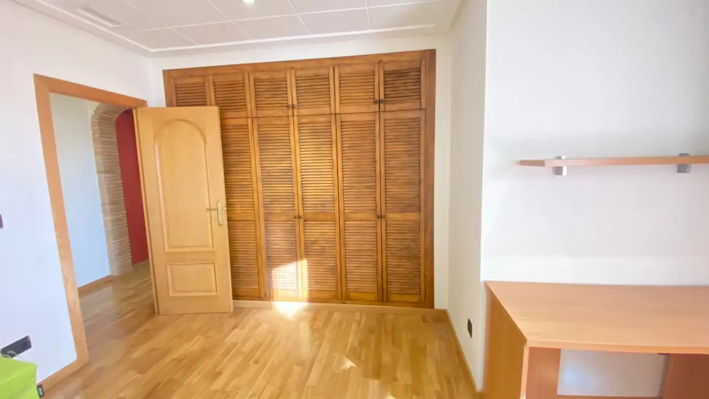 Schlafzimmer von Dachboden zum Verkauf in Silla mit Klimaanlage, Heizung und Parkett