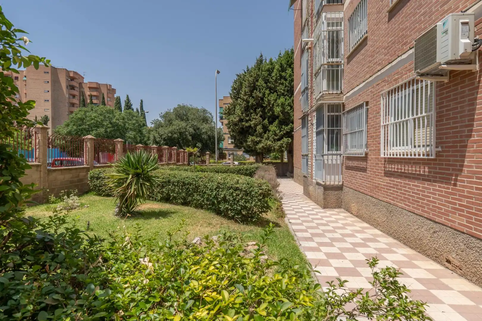 Vista exterior de Pis de lloguer en Granada amb Aire condicionat, Calefacció i Jardí privat
