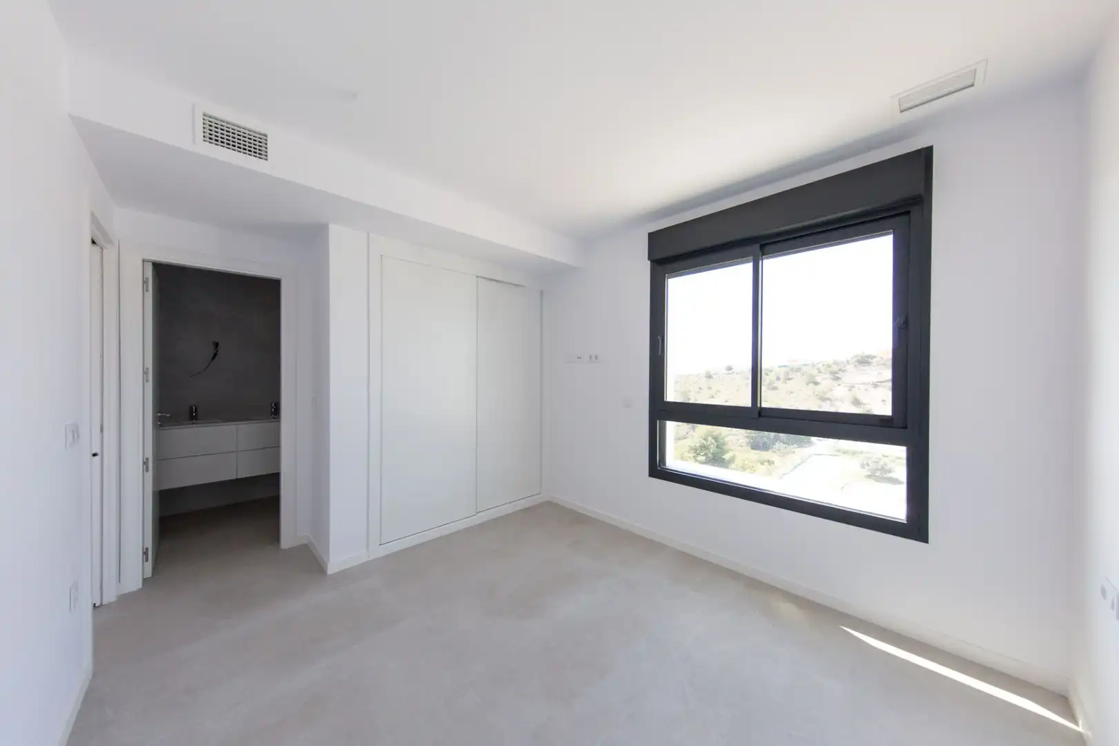 Habitación de Ático de alquiler en Finestrat con Aire acondicionado, Calefacción y Jardín privado