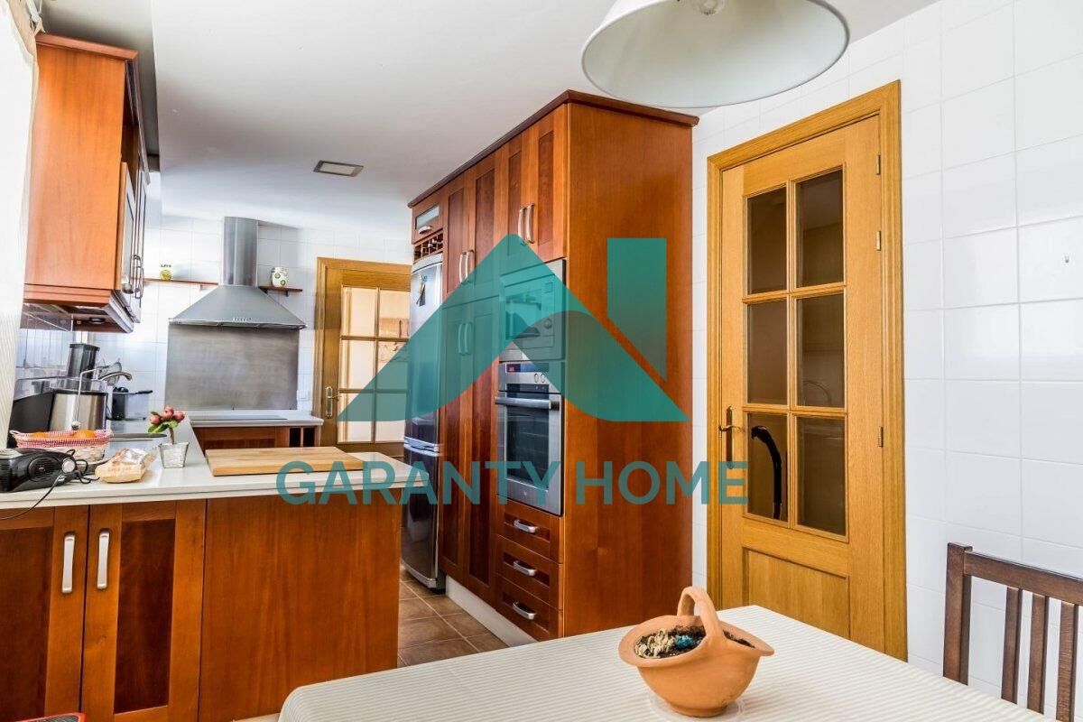 Cocina de Casa adosada en venta en Cáceres Capital con Calefacción y Terraza