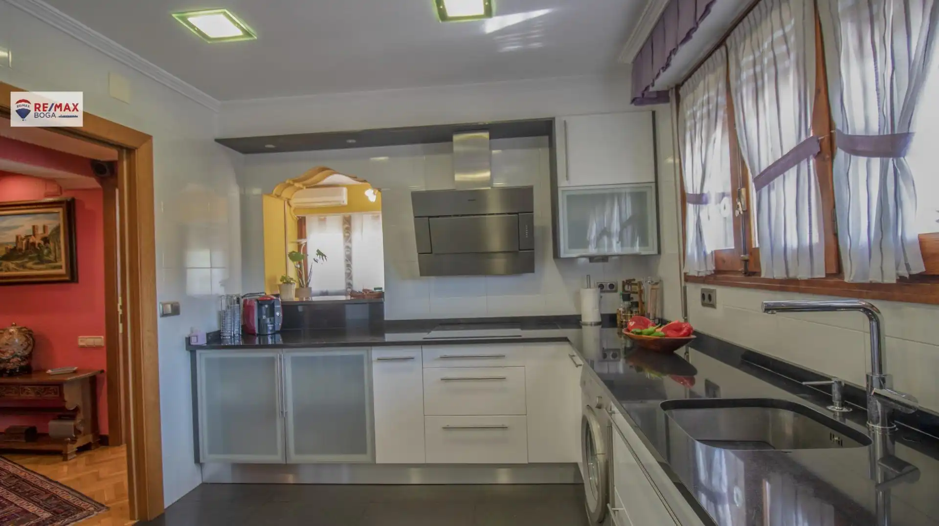 Cuina de Casa o xalet en venda en Oyón-Oion amb Aire condicionat, Jardí privat i Parquet