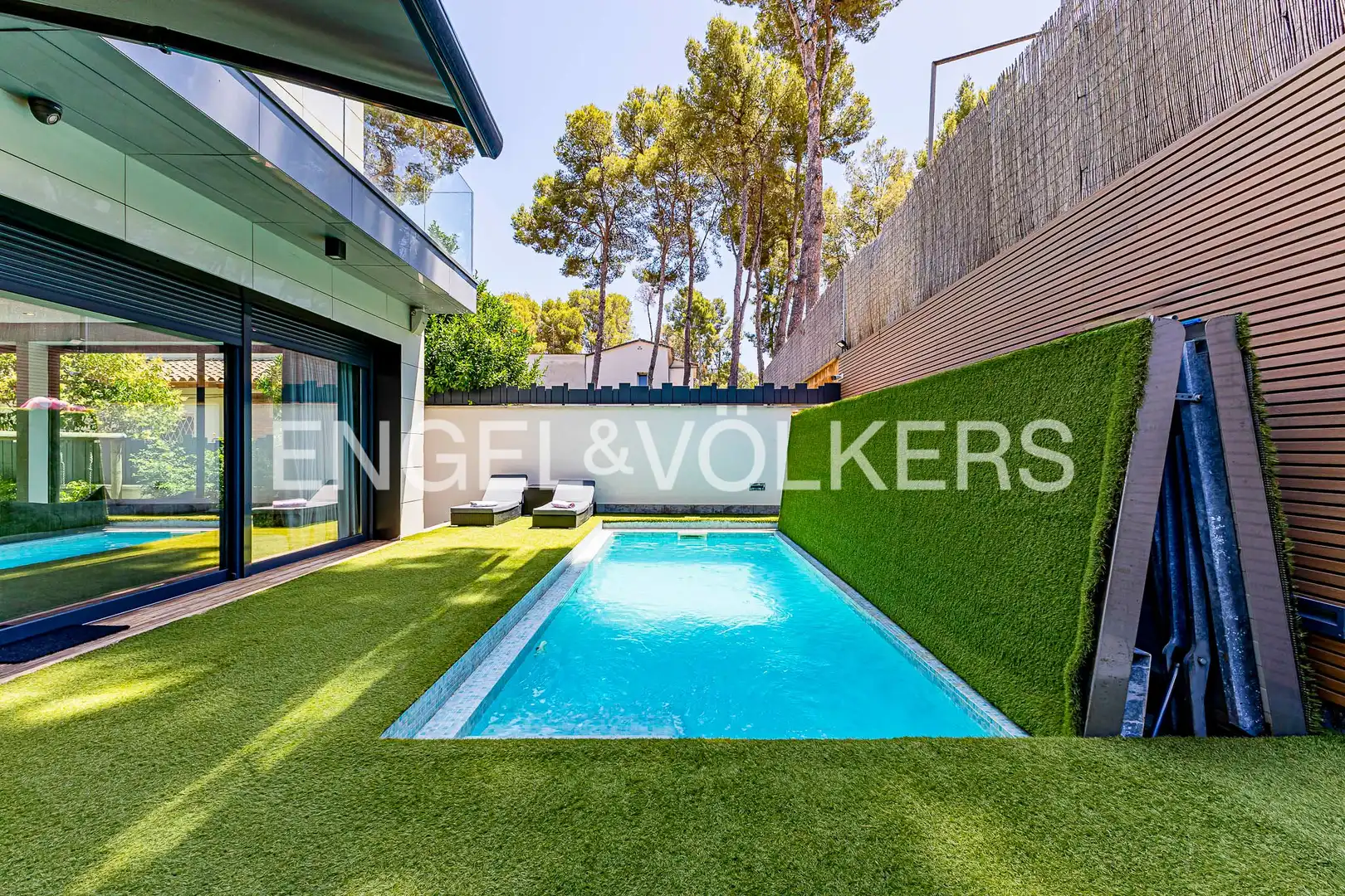Swimming pool of Houses for rent in Castelldefels  with Air Conditioner, Heating and Private garden