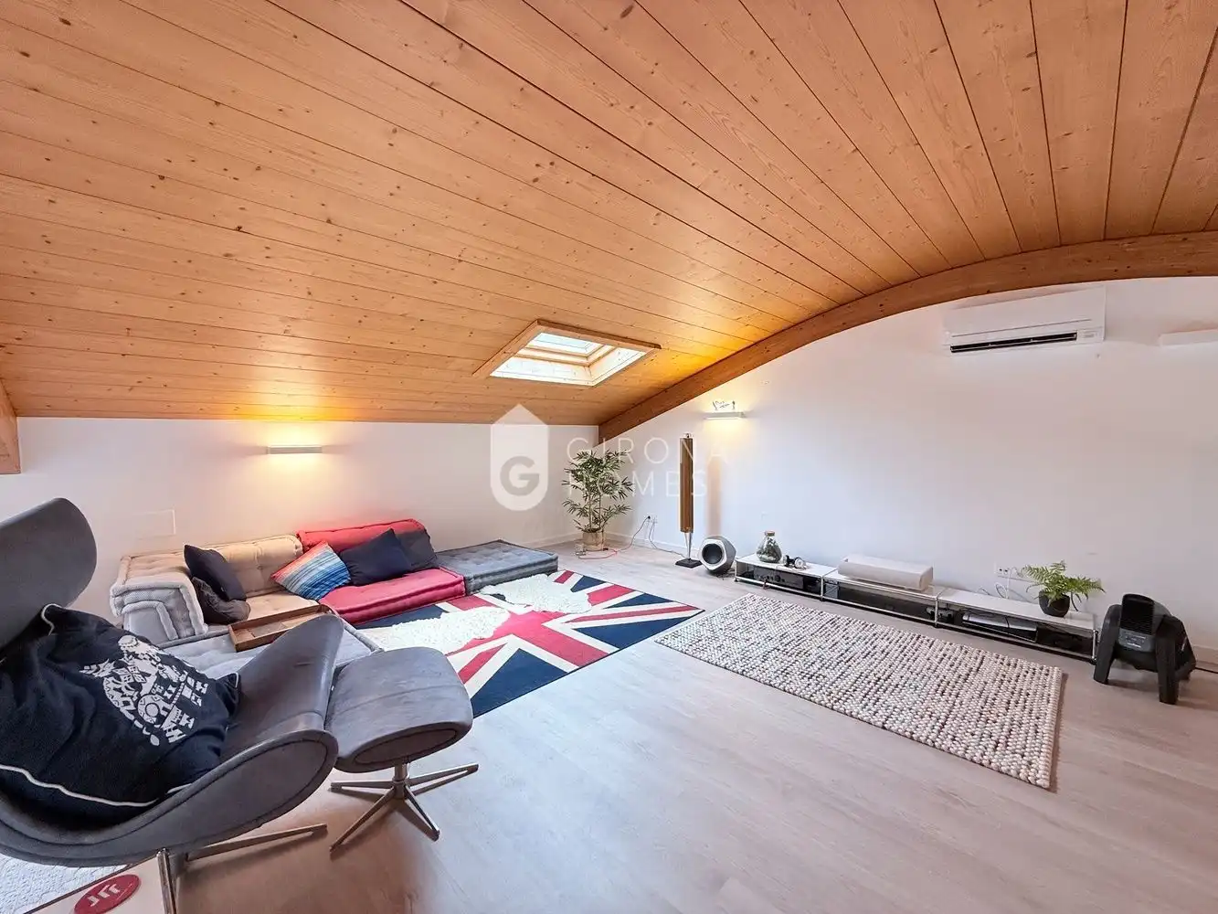 Living room of Apartments for rent in Girona  with Air Conditioner, Terrace and Furnished