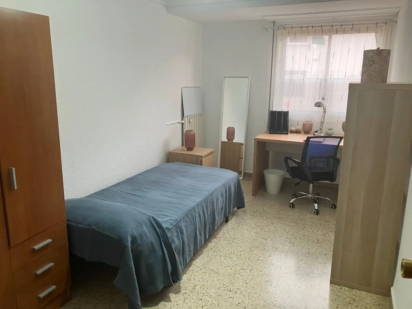 Dormitori de Pis de lloguer en Zaragoza amb Calefacció, Terrassa i Moblat