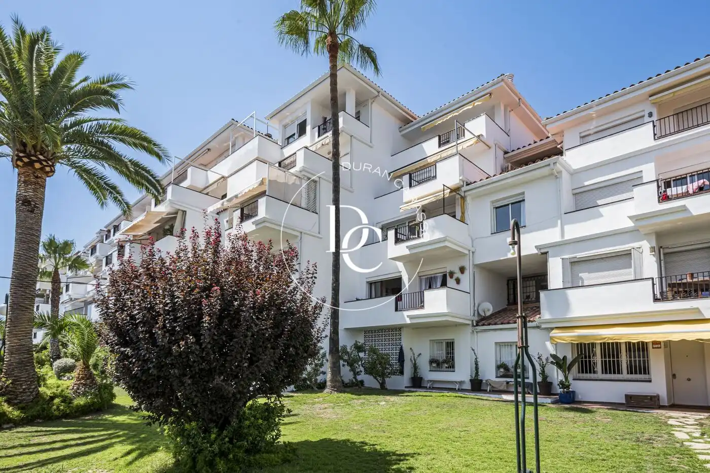 Außenansicht von Maisonette zum Verkauf in Sitges mit Klimaanlage, Heizung und Privatgarten