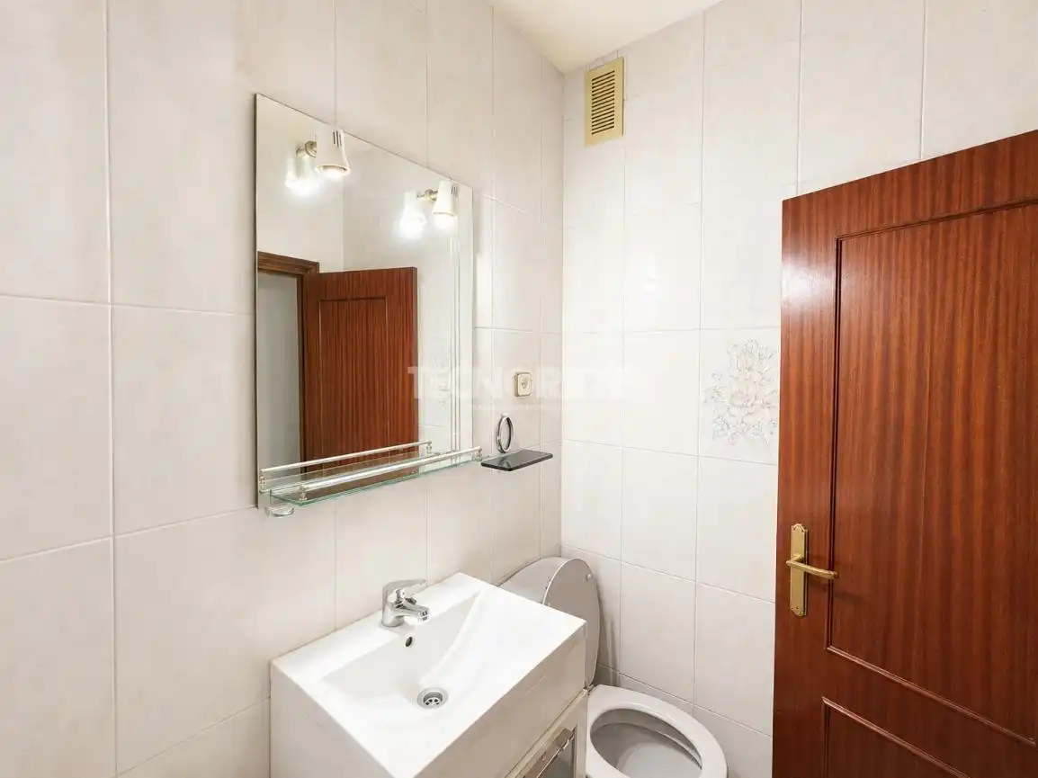 Bathroom of Flat for sale in Madrid  with Air Conditioner and Balcony