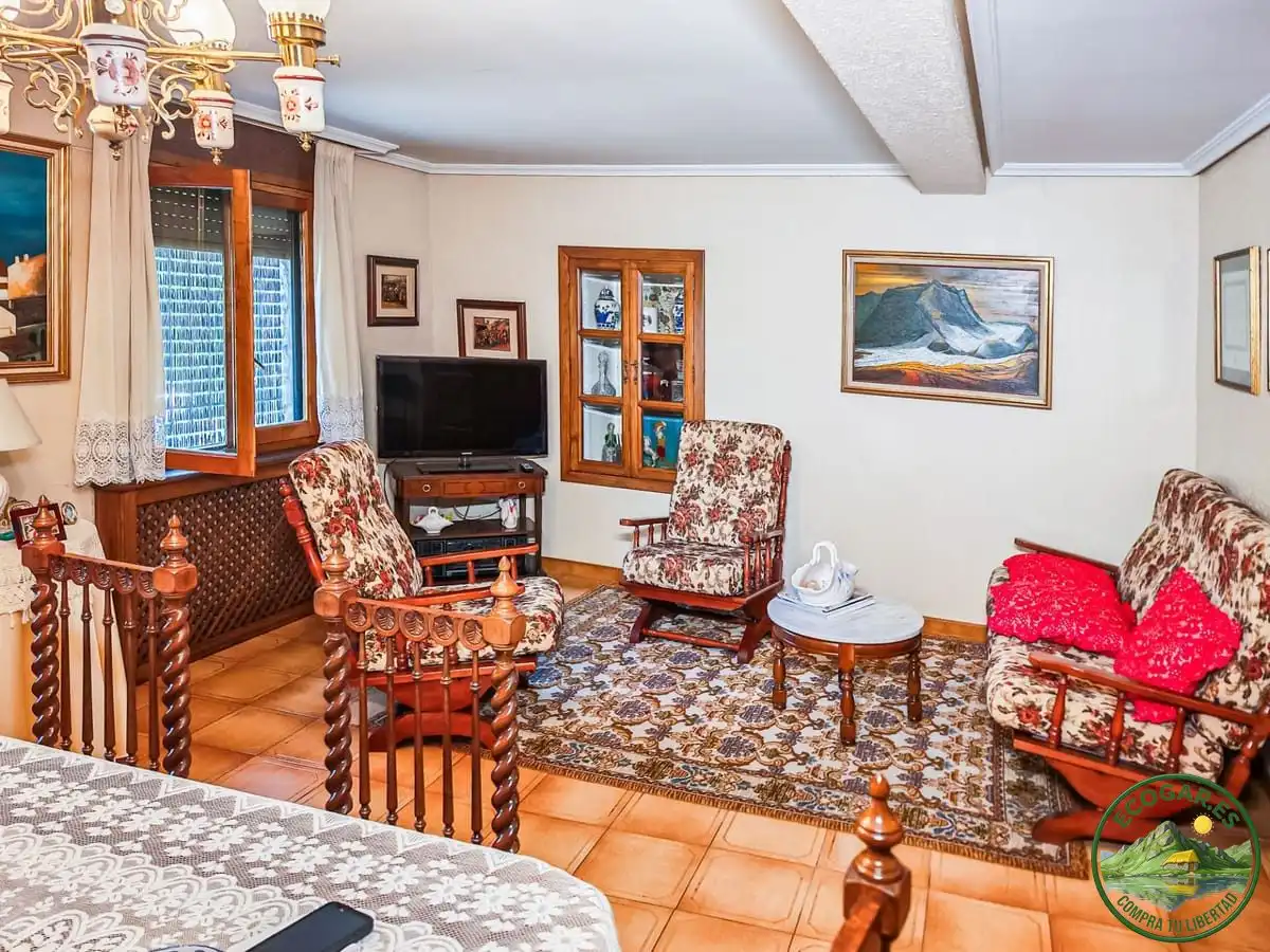 Sala d'estar de Casa o xalet en venda en Vega de Valcarce amb Calefacció, Jardí privat i Parquet