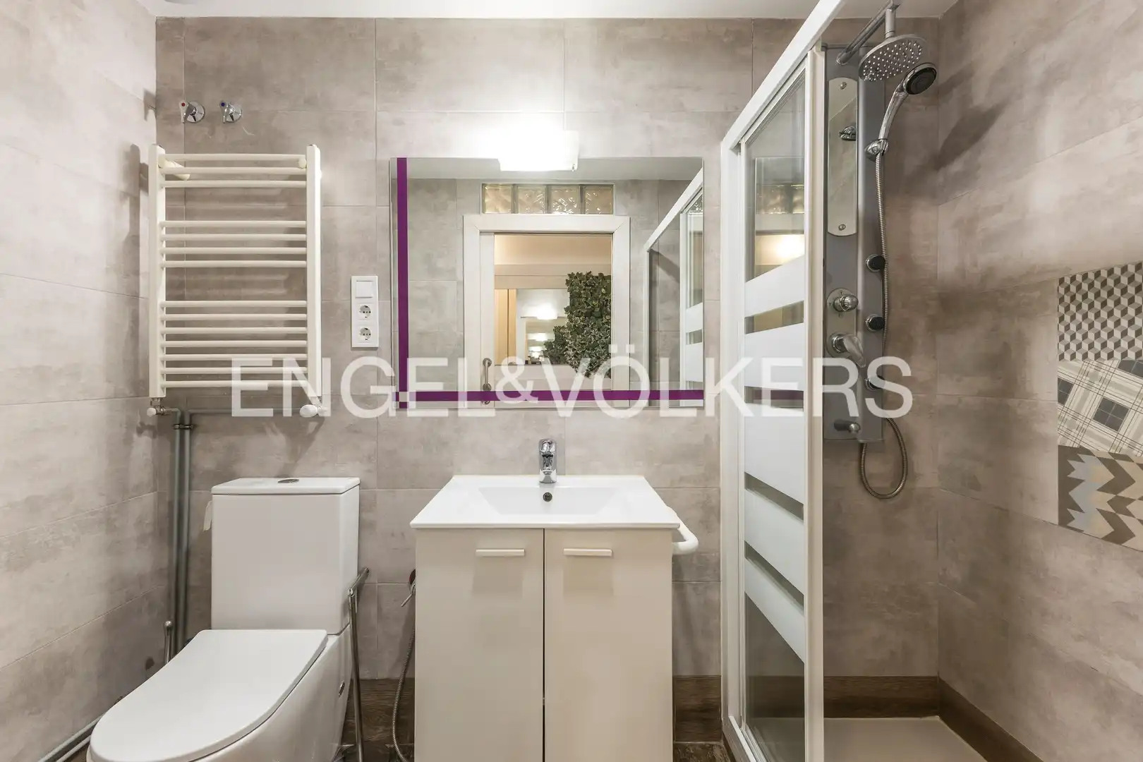 Badezimmer von Dachboden zur Miete in Madrid mit Klimaanlage, Heizung und Parkett