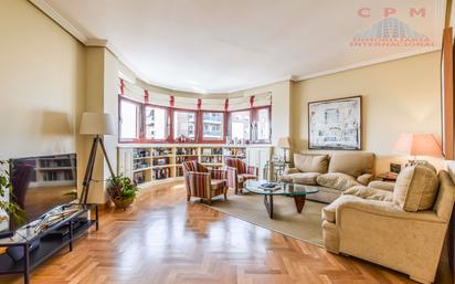 Living room of Flat to rent in  Madrid Capital  with Air Conditioner, Heating and Parquet flooring