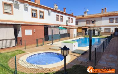 Piscina de Casa adosada en venda en Fuente de Piedra amb Aire condicionat, Terrassa i Traster