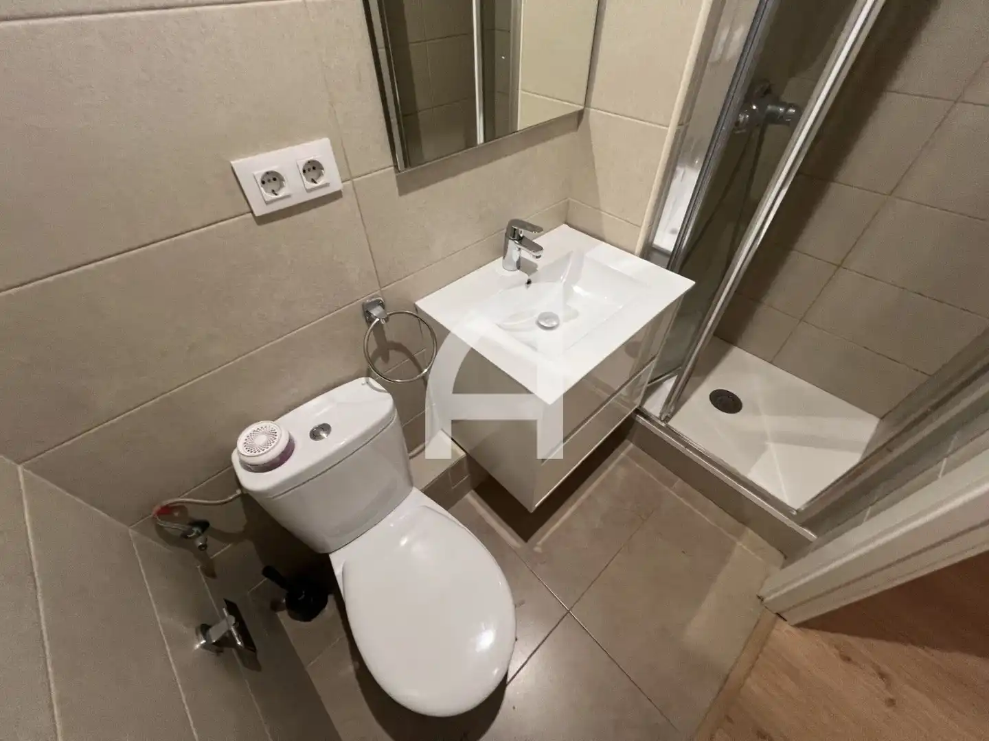 Bany de Àtic de lloguer en Barcelona amb Parquet, Terrassa i Balcó